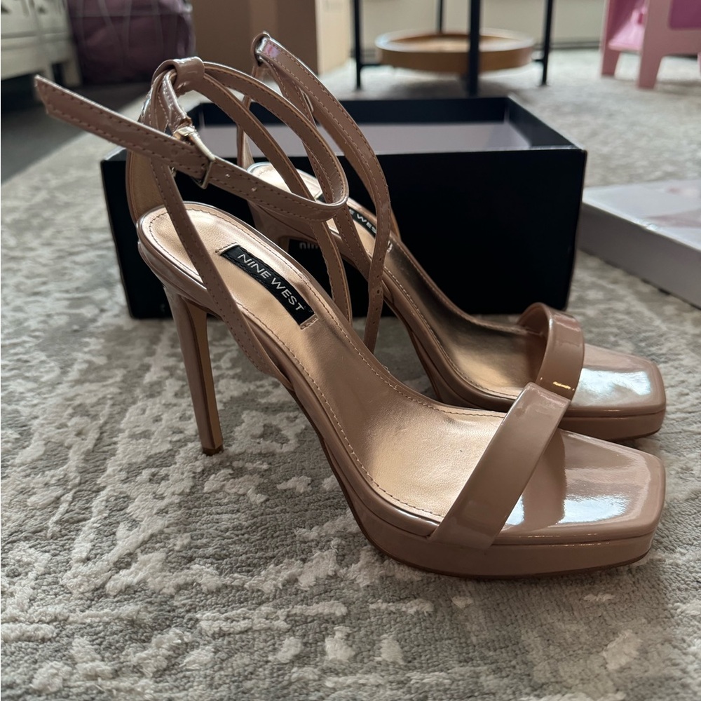 NWT Nine West strappy nude sandals size 7